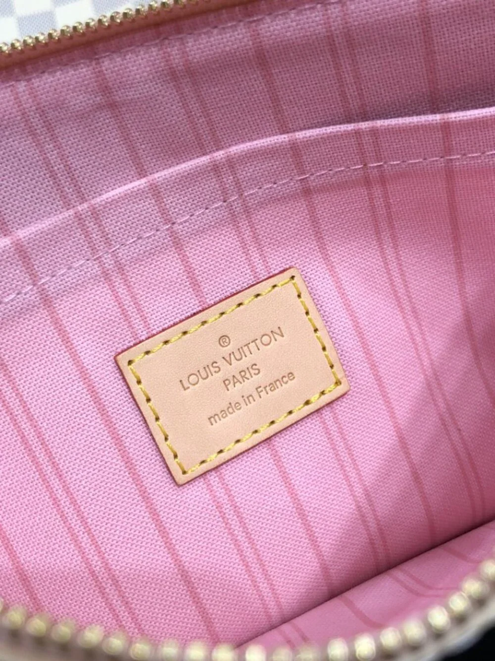Louis Vuitton. dimensions 31